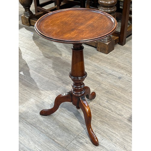 6156 - A Victorian mahogany tripod table, circular top over turned column, 62cm tall, 38.5cm diameter