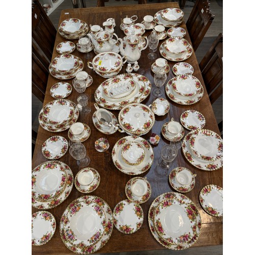 6158 - A quantity of Royal Albert 