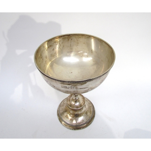 6028 - A Lee & Wigfall silver cup, Sheffield 1960, 24cm tall, 664g