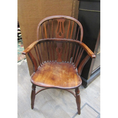 6193 - A circa 1800 elm seated Windsor hoop back chair, pierced splat, on crinoline stretcher  (C)