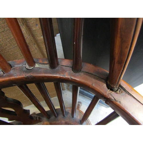 6193 - A circa 1800 elm seated Windsor hoop back chair, pierced splat, on crinoline stretcher  (C)