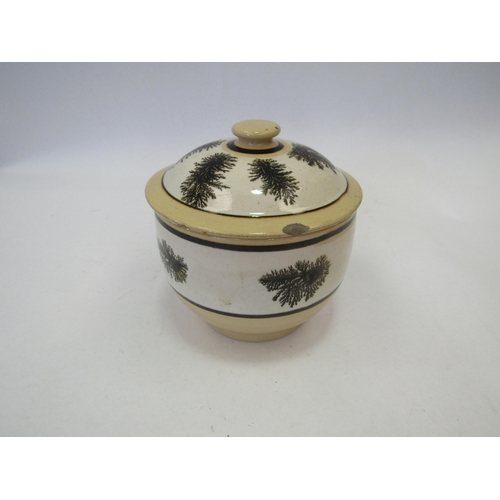 1324 - A mocha ware lidded pot, 11cm diameter a/f