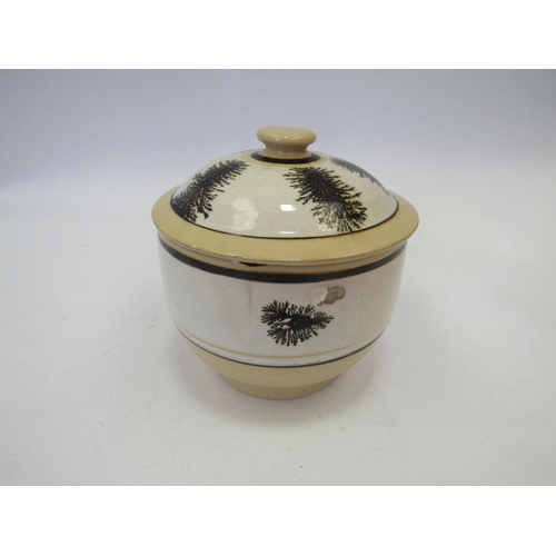 1324 - A mocha ware lidded pot, 11cm diameter a/f