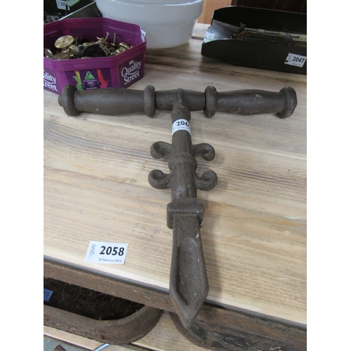 2060 - A cast iron and wood garden roller handle     (C)