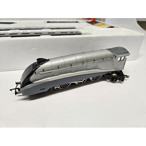 8536 - A boxed Hornby 00 gauge R837 Silver Jubilee electric train set comprising R312 LNER Silver Link Clas... 