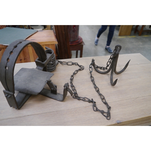 2487 - A vintage metal animal trap with drag anchor     (R) £50