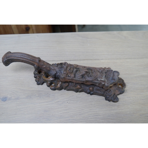 2496 - A cast iron door knocker