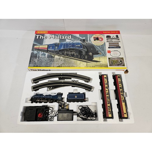 8517 - A boxed Hornby 00 gauge R1040 The Mallard electric train set comprising BR 4-6-2 'Mallard' Class A4 ... 