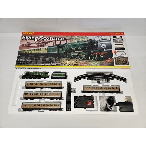 8473 - A boxed Hornby 00 gauge R1039 Flying Scotsman electric train set, comprising R398 4-6-2 LNER Flying ... 