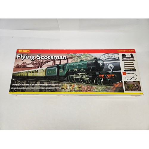 8473 - A boxed Hornby 00 gauge R1039 Flying Scotsman electric train set, comprising R398 4-6-2 LNER Flying ... 