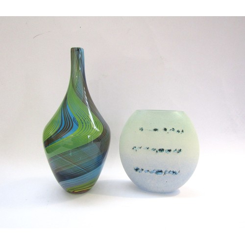 9190 - A Murano glass vase with frosted green finish and blue dashes. Indistinct signature to base, 22cm hi... 