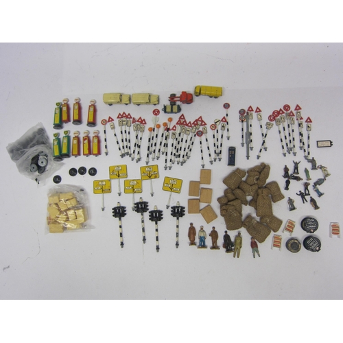 8126 - Assorted Triang Spot-On accessories to include L162-2 Shell and BP Garage box with mixed loose conte... 