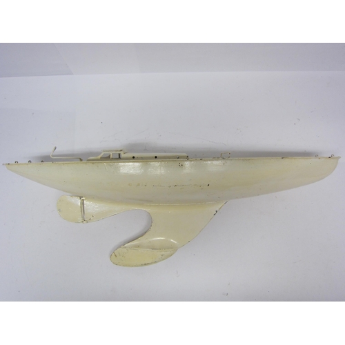 8421 - A white painted tinplate pond yacht with weighted keel, 61cm long   (E) £15-20