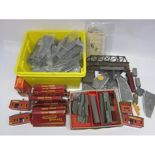 8497 - A collection of boxed Triang 00 gauge model railway accessories including R161 Operating Hopper Car ... 