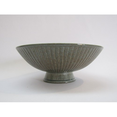 9069 - Norman Wilson for Wedgwood - A studio pottery pedestal bowl with vertical line detail and mottled gr... 