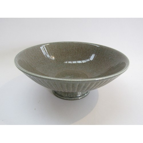 9069 - Norman Wilson for Wedgwood - A studio pottery pedestal bowl with vertical line detail and mottled gr... 