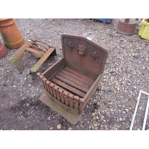 3338 - An iron fire basket with a lion mask back     (R) £30