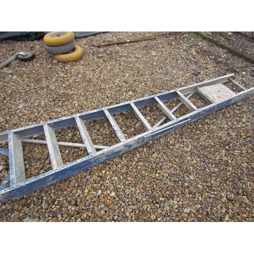 3353 - A pair of eight-tread aluminium steps