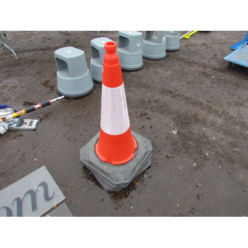 3506 - Three traffic cones