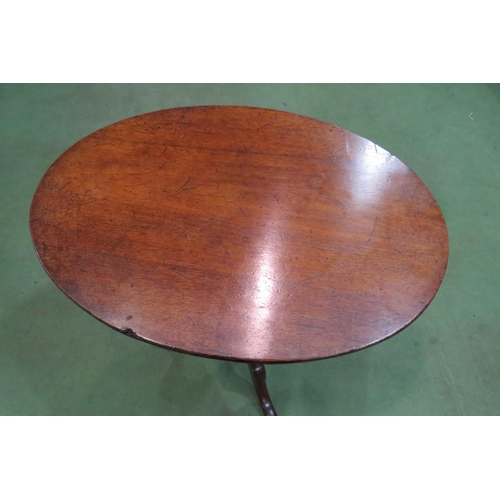 4017 - A circa 1840 mahogany oval tilt-top wine table on baluster turned column and tripod base, 67cm tall ... 