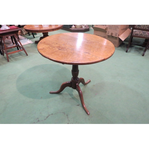 4105 - A George III country oak wine table, the circular top over a turned column to a tripod base, leg a/f... 