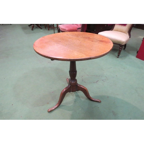 4105 - A George III country oak wine table, the circular top over a turned column to a tripod base, leg a/f... 