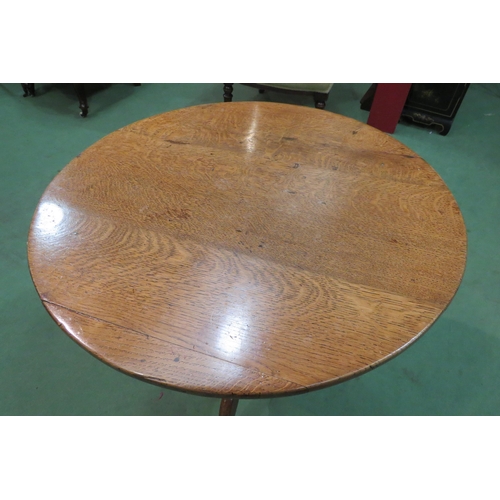 4105 - A George III country oak wine table, the circular top over a turned column to a tripod base, leg a/f... 