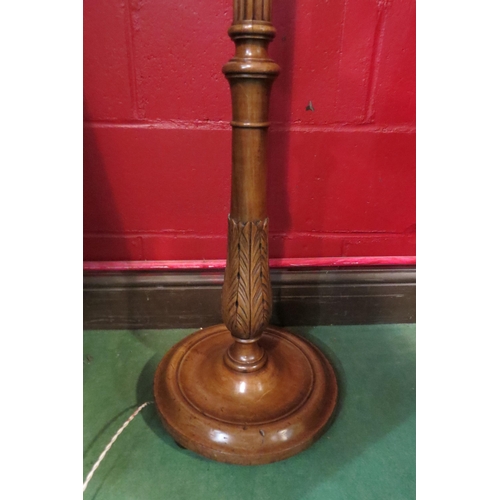 4140 - A Georgian style mahogany standard lamp with turned and fluted column with carved decoration on a ci... 