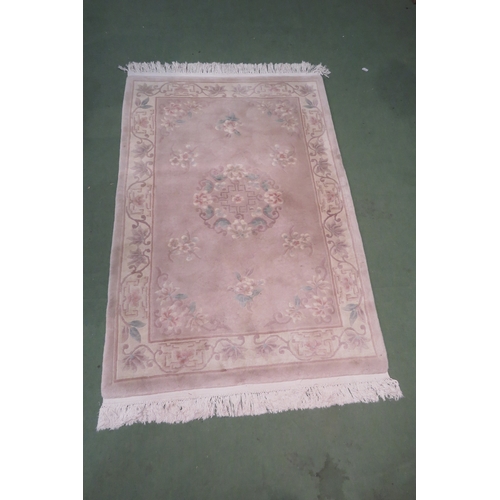 4454 - A Chinese fringed rug beige/pink flower design, 187cm x 122cm