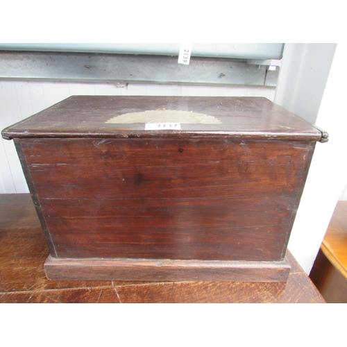 2151 - An oak lift top box, 35cm x 22cm x 22cm high