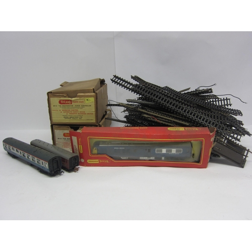 8496 - A boxed Triang-Hornby 00 gauge R555 Diesel Pullman Motor Car Type 2, two boxed Triang Power Controll... 