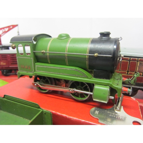 8470 - A boxed Hornby 0 gauge 501 LNER 0-4-0 clockwork locomotive and boxed 501 tender, together with boxed... 