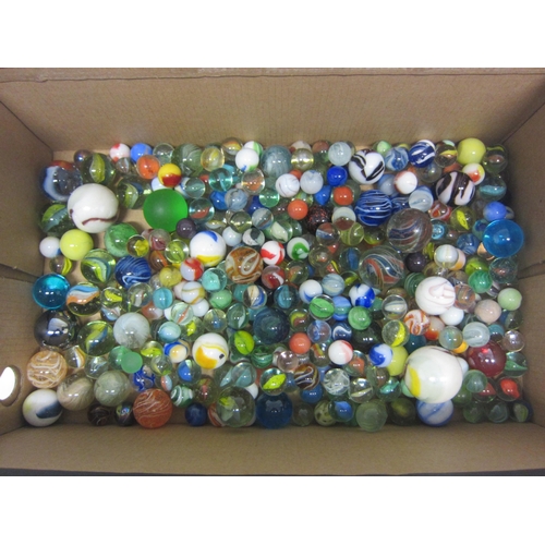 8337 - A box of marbles   (E)  £10-20