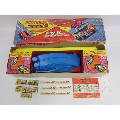 8220 - A boxed Matchbox Superfast Track Set 800 Twin Power Boost Racing Circuit with Rattlesnake Bends, mis... 