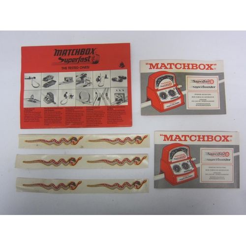 8220 - A boxed Matchbox Superfast Track Set 800 Twin Power Boost Racing Circuit with Rattlesnake Bends, mis... 