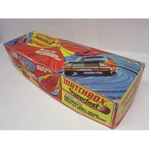 8220 - A boxed Matchbox Superfast Track Set 800 Twin Power Boost Racing Circuit with Rattlesnake Bends, mis... 