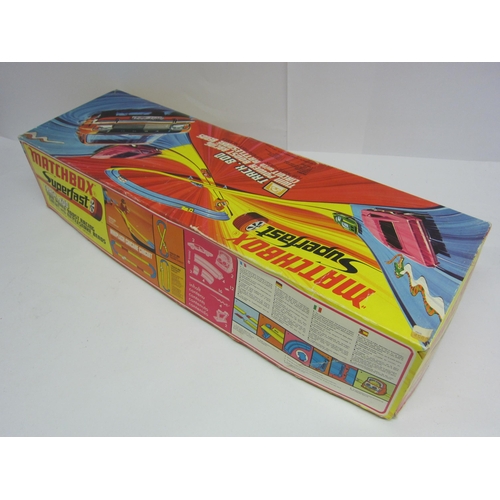 8220 - A boxed Matchbox Superfast Track Set 800 Twin Power Boost Racing Circuit with Rattlesnake Bends, mis... 