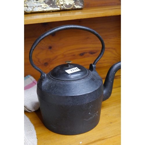 2061 - A Holcroft 7 pint cast kettle