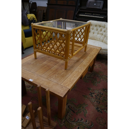 2431 - A large oak coffee table