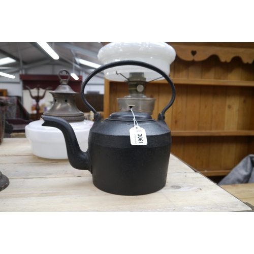 2061 - A Holcroft 7 pint cast kettle