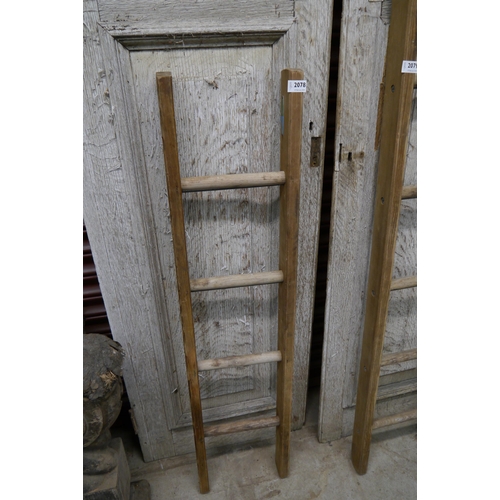 2078 - A free standing wooden towel rail ladder