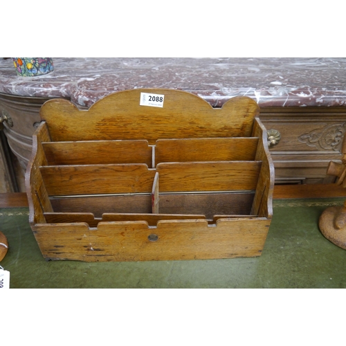 2088 - An Edwardian oak stationery letter rack