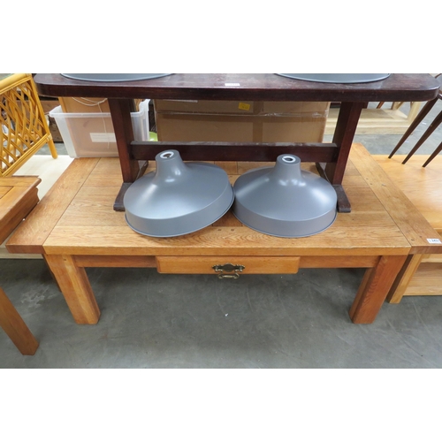 2431 - A large oak coffee table