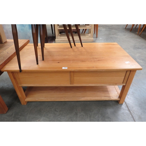 2433 - A modern light oak coffee table with frieze drawers and undertier