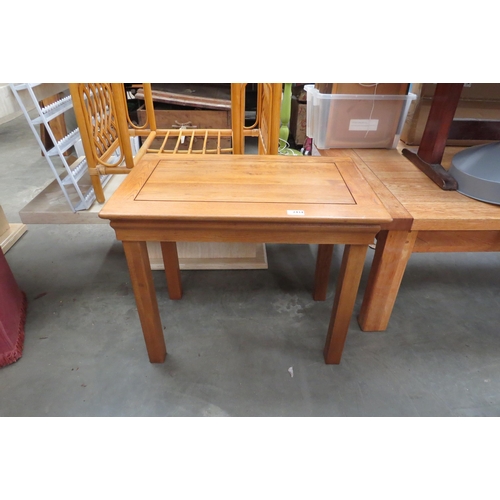 2434 - A modern medium oak coffee table    (E)  £10-20