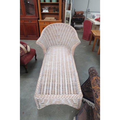 2449 - A wicker day bed