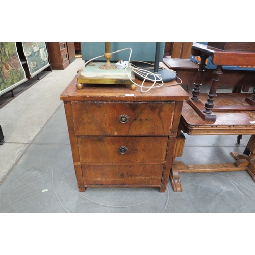 2172 - A Victorian walnut chest of three drawers   (C)