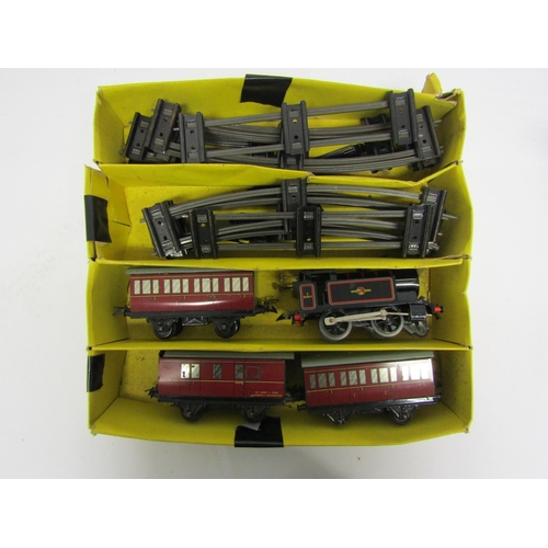 8476 - An unboxed Hornby 0 gauge train set comprising Type 40 clockwork tinplate 0-4-0 locomotive no.82011 ... 