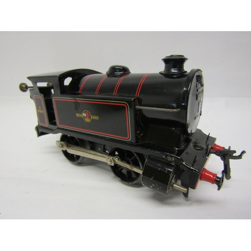 8476 - An unboxed Hornby 0 gauge train set comprising Type 40 clockwork tinplate 0-4-0 locomotive no.82011 ... 