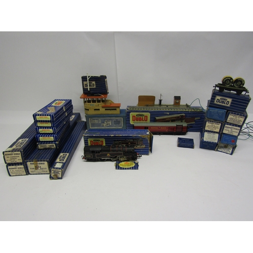 8541 - A collection of boxed Hornby Dublo 00 gauge rolling stock and accessories to include EDL18 BR Standa... 